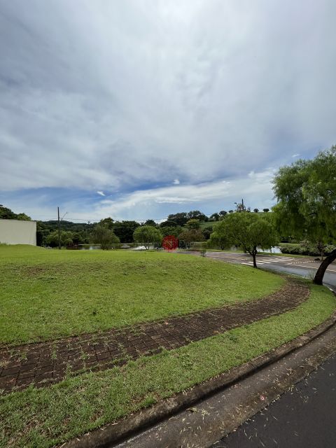 TERRENO CONDOMÍNIO ROYAL FOREST