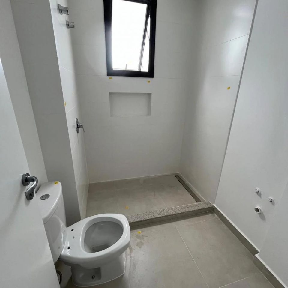 Apartamento com 3 dormitórios face norte no Bigorrilho