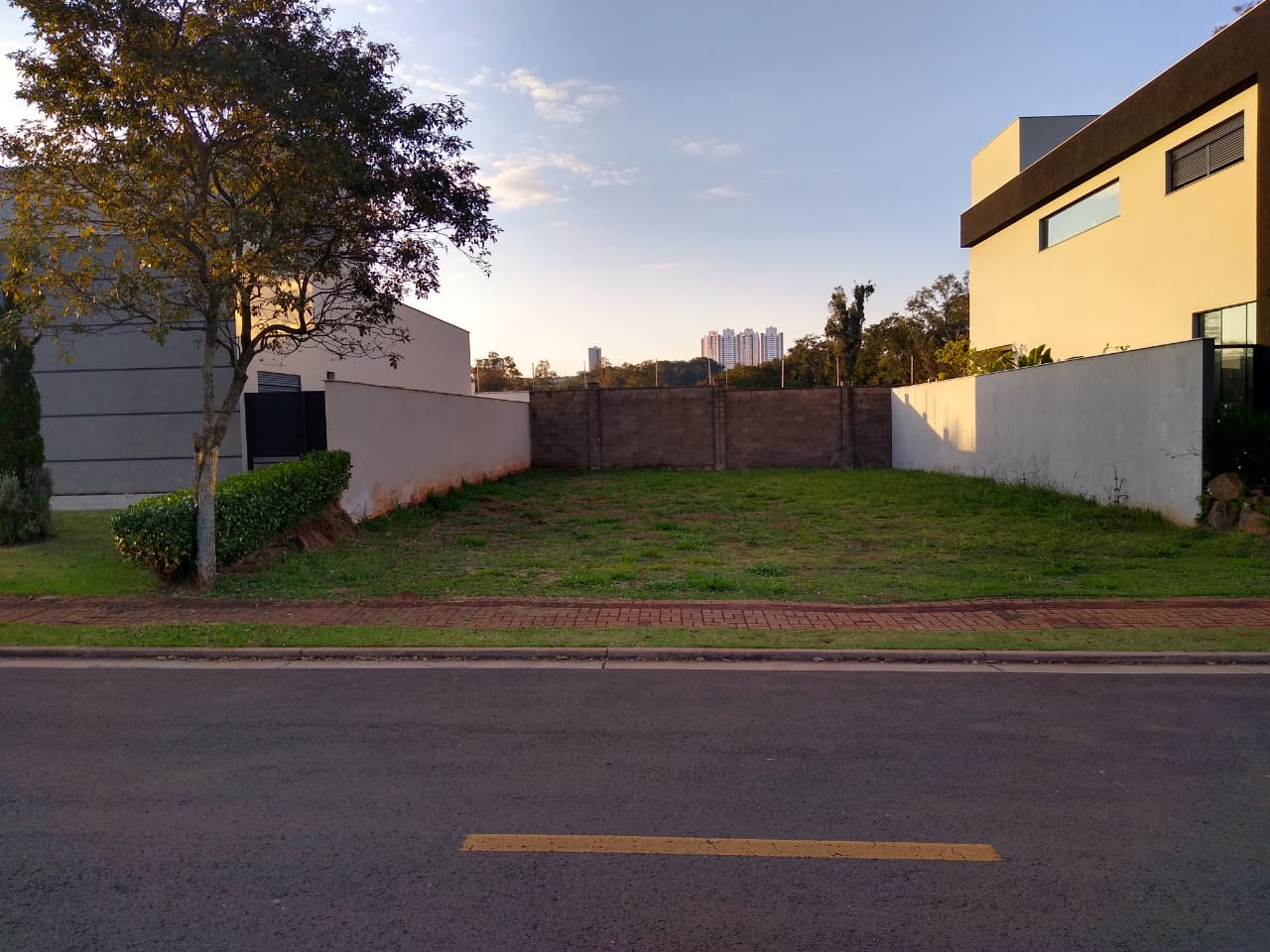 TERRENO A VENDA - CONDOMINIO ALPHAVILLE II