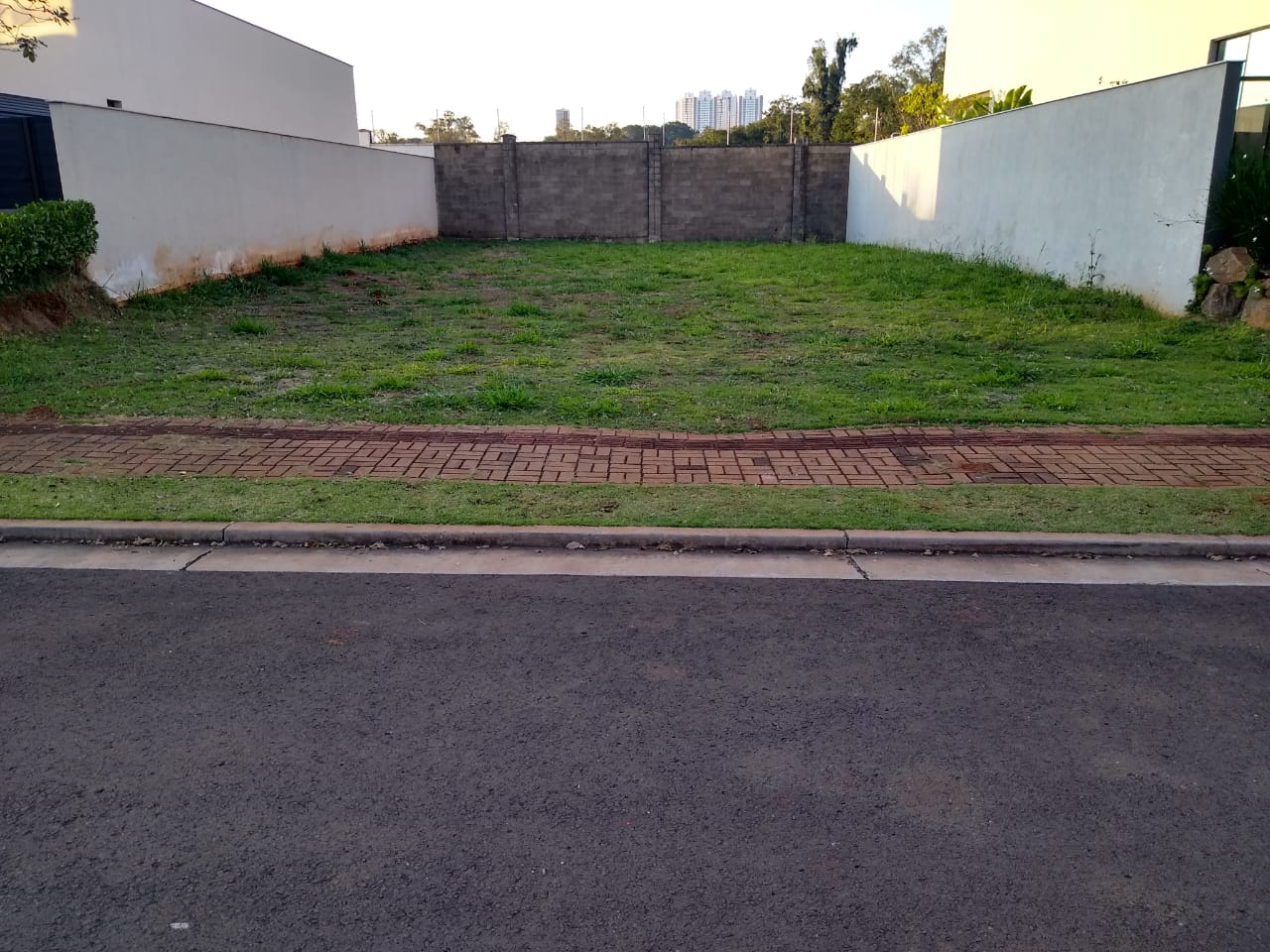 TERRENO A VENDA - CONDOMINIO ALPHAVILLE II