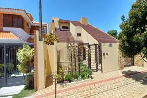 Casa à venda com 4 dormitórios no Jd. Tucanos